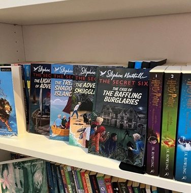 Between the lines bookshelf