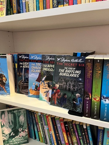 Between the lines bookshelf